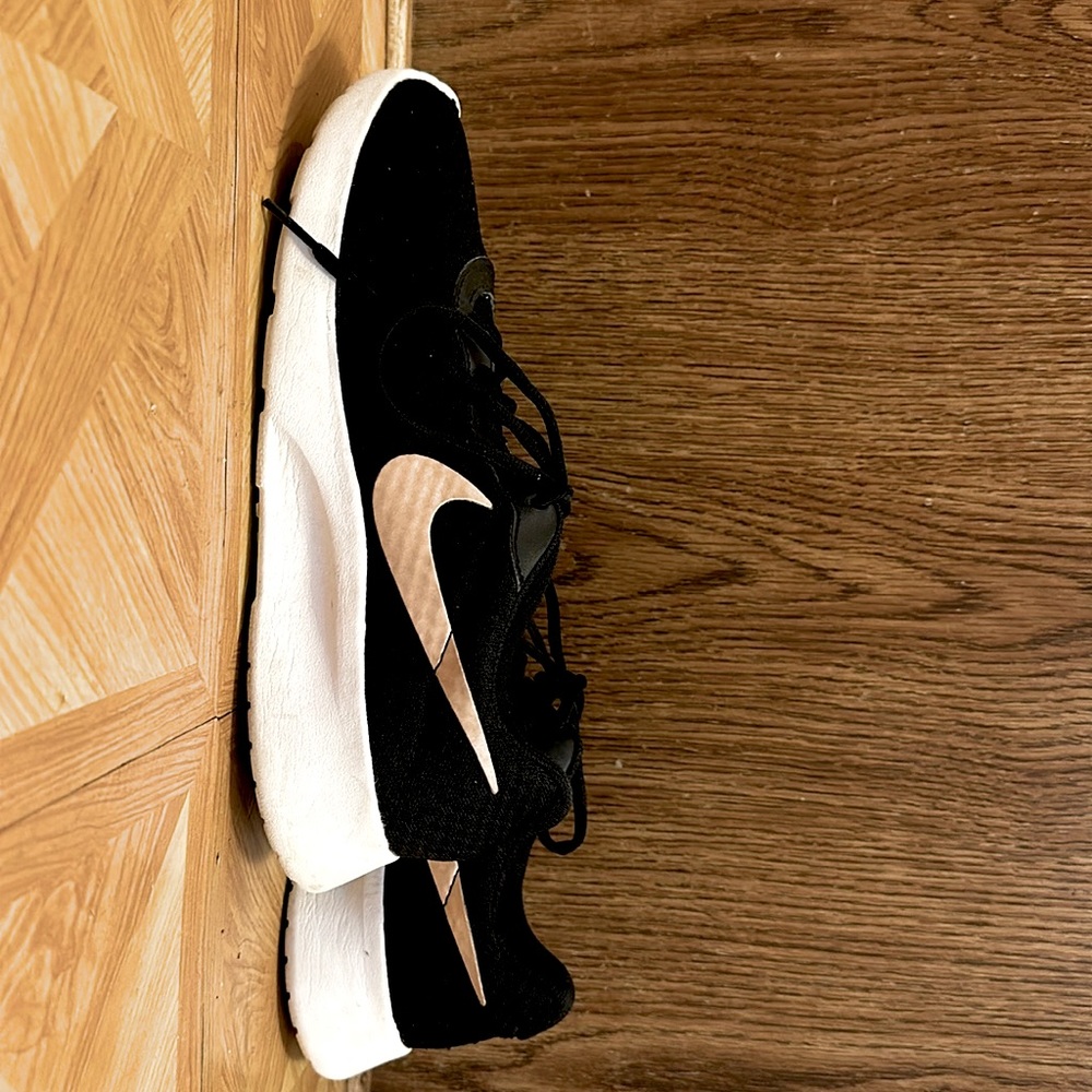 Nike Tanjun Women's Shoes (black Nike shoes with rose gold check)